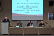 Dyrektor KSAP przemawia z mównicy, za stołem prezydialnym siedzą: Ambasador Peru, dwóch przedstawicieli MSZ.