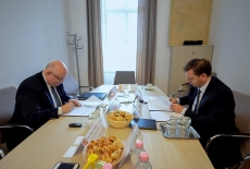Podpisywanie umowy przez Pan Norbert Kis, vice-rectora NUPS i Jana Pastwę Dyrektora KSAP 