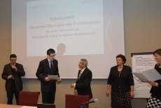 Na tle ekranu do rzutnika stoją m.in. prof. Władysław Stępniak i Klaudia Wojciechowska