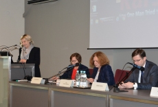Przy mównicy stoi Pani Anna Paszka, za stołem prezydialnym zasiadają od lewej:Ewa Wierzyńska,  Ewa Junczyk-Ziomecka i Andrzej Fąfara
