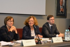 Za stołem prezydialnym zasiadają od lewej:Ewa Wierzyńska,  Ewa Junczyk-Ziomecka i Andrzej Fąfara