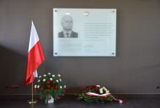 kwiaty pod Tablicą Lecha Kaczyńskiego