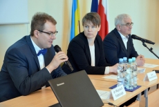 Przy stole prezydialnym siedzą od lewej Dyrektor KSAP, Prezes Fundacji Liderzy Przemian, Dyrektor Programu Study Tours to Poland
