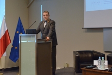 Dyrektor Wojciech Federczyk Stoi przy mównicy i przemawia