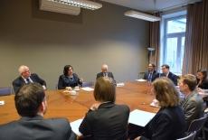 Przy dużym stole siedzą: Ambasador Izraela, Dyrektor KSAP, przedstawiciele MSZ oraz słuchacze KSAP.