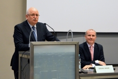 Od lewej: przy mównicy Dyrektor KSAP, za stołem prezydialnym siedzi Ambasador Irlandii.