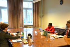 Przy stole na przeciwko siebie siedzą Dyrektor KSAP Jan Pastwa i Pani Ambasador Lineo Khechane Ntoane wraz ztoarzyszącymi im pracownikami