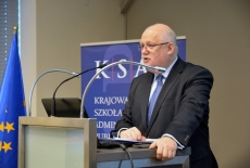 Jan Pastwa, Dyrektor KSAP przemawia na mównicy.