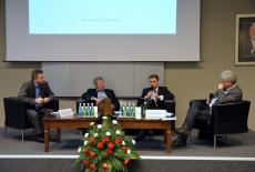 W prezydium siedzi dr Sławomir Mazur, dr Robert Sobiech, dr Karol Olejniczak, red. Edwin Benderyk