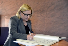 Szef Kancelarii Prezesa Rady Ministrów Beata Kempa podpisuje księgę pamiątkową.
