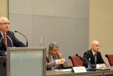 Dykrektor KSAP Jan Pastwa stoi na mównicy. Przy stole prezydialnym siedzą od lewej: Ambasador Rumunii Ovidiu Dranga,Przemysław Wyganowski i Grzegorz Korczyński.