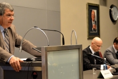 Ambasador Rumunii Ovidiu Dranga wygłasza wykład na mównicy. Przy stole prezydialnym siedzą od lewej: Przemysław Wyganowski i Grzegorz Korczyński.