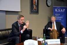 Na fotelach w prezydium siedzą od lewej Dariusz Wiśniewski i dr Robert Sobiech. W tle baner KSAP.
