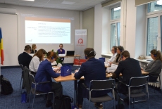 uczestnicy siedzą przy stole