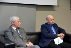 Na fotelach siedzą od lewej prof. Krzysztof Kiciński i Marek Tarabuła.