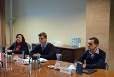 Ukraińscy urzędnicy siedzą przy stole
