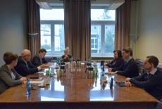 Ukraińscy urzędnicy, Dyktor i pracownicy KSAP siedzą przy stole.