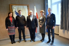 Ukraińscy urzędnicy stoją na tle sztandaru KSAP z Dyrektorem KSAP i Katarzyną Woś