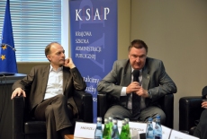 Uczestnicy panelu - od lewej Andrzej Zbylut, Mariusz Kaźmierczak. W tle baner KSAP.