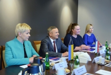 Przedstawiciele delegacji Ukrainy siedzą przy stole