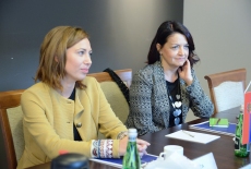 dwie przedstawicielki Serbii siedzią przy stole