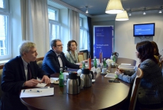 Przedstawiciele KSAP i KPRM Serbii siedzią przy stole