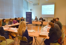 Uczestnicy semienarium siedzą na zajęciach w ławkach. W prezydium zasiada Dyrektor Jan Pastwa i Katarzyna Woś, Kierownik BD KSAP.