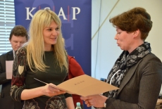 Uczestniczka szkolenia odbiera dyplom od przedstawiciela KSAP.