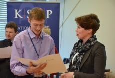 Uczestnik szkolenia odbiera dyplom od przedstawiciela KSAP.