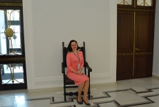 Uczestniczka szkolenia siedzi na krześle przy wejściu do Sejmu RP.