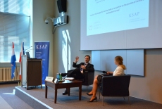 Na fotelach przy stole prezydialnym siedzi Minister Spraw Spraw Zagranicznych Chorwacji Pan Miro Kovač oraz Katarzyna Pisarska, Dyrektor EAD.
