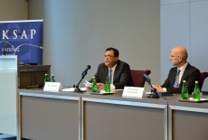 Przy stole prezydialnym siędzą od lewej: Ambasador Azmi Al-Daqqa i Przemysław Wyganowski MSZ.