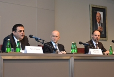 Przy stole prezydialnym siędzą od lewej: Ambasador Azmi Al-Daqqa i Przemysław Wyganowski MSZ i Grzrgorz Korczyński MSZ. 