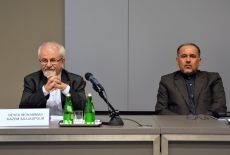 Przedstawiciele Iranu siedzą przy stole prezydialnym.