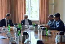 Przedstawiciele delegacji irańskiej oraz przedstawiciel polskiego MSZ siedzą przy stole. Na stole stoją szklanki, filiżanki i czajniki.