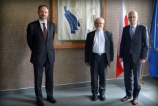 Doradca ds. strategii Ministra Spraw Zagranicznych Islamskiej Republiki Iranu, przedstawiciele polskiego MSZ stoją przed sztandarem KSAP. W tle flagi Polski i UE.