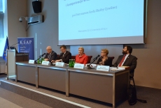 W prezydium na auli KSAP zasiadają od lewej: Dyrektor Jan Pastwa, Szef SC Dowiat-Urbański, Barbara Jaworska-Dębska, Maria Gintowt-Jankowicz, Marek Kisilowski