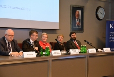 W prezydium na auli KSAP zasiadają od lewej: Dyrektor Jan Pastwa, Szef SC Dowiat-Urbański, Barbara Jaworska-Dębska, Maria Gintowt-Jankowicz, Marek Kisilowski