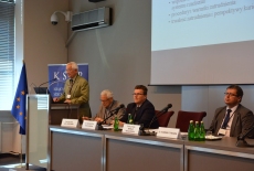 Witold Mikułowski przemawia przy mównicy, a w prezydium siedzi: Jan Jeżewski, Krzysztof Chochowski, Dominik Tyrawa.