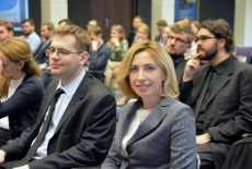 Iryna Vereshchuk siedzi wśród pozostałych gości.