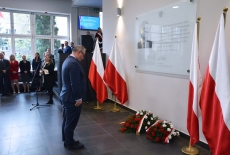 kwiaty w imieniu Ministra Spraw Zagranicznych składa Szef Służby Zagranicznej Arkady Rzegocki