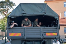 Słuchacze KSAP siedzą na pace Stara wojskowego.