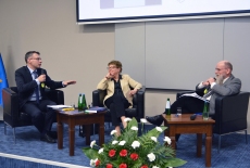 na fotelach siedzą prof. Maria Gintowt-Jankowicz, Jan Maria Rokita i redaktor Jacek Karnowski
