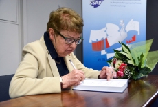 prof. Maria Gintowt-Jankowicz podpisuje książkę