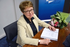 prof. Maria Gintowt-Jankowicz podpisuje książkę