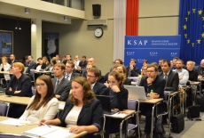 Słuchacze KSAP siedzą na auli KSAP podczas wykładu.