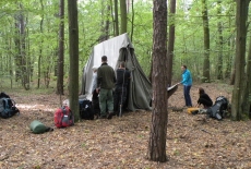 Słuchacze KSAP rozkładają namot w lesie.