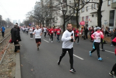 Uczestnicy biegną ulicą.