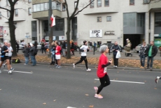 Uczestnicy biegną ulicą.