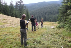 Słuchacze KSAP grabią łąkę w Tatrach
